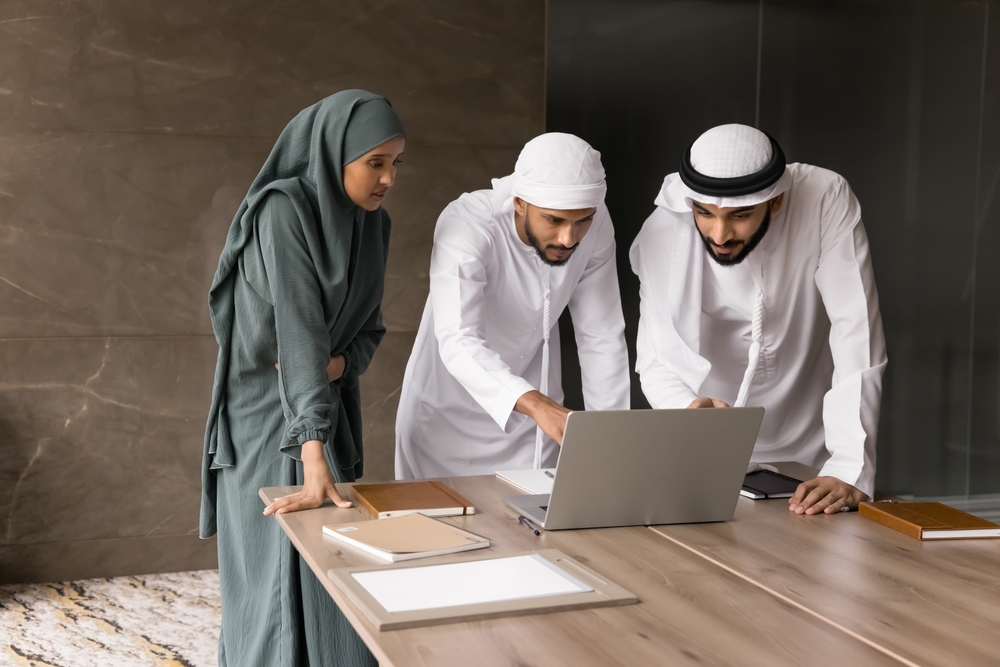 Mentoring,And,Internship.,Confident,Young,Arab,Man,In,Kandura,Team